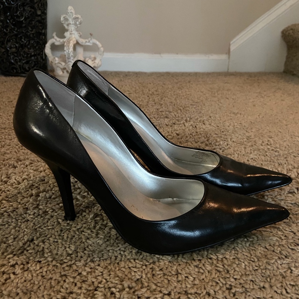 Black leather pointy-toe high heeled pumps size 9